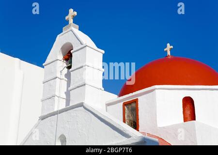 Église à dôme rouge dans la ville de Mykonos, île de Mykonos, Cyclades, Grèce, Europe Banque D'Images