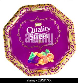 Boîte de chocolats Quality Street isolée ou coupée sur fond blanc, Royaume-Uni. Bonbons Nestle tirés d'en haut. Banque D'Images