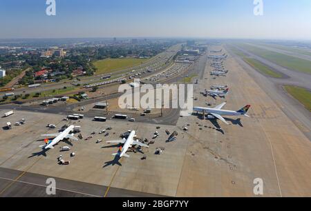 Photo aérienne DE OU de tablier et de ligne aérienne de l'aéroport international de Tambo Banque D'Images