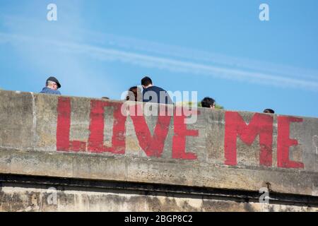 « Love Me » écrit sur le pont au-dessus de la Seine à Paris, France. Banque D'Images