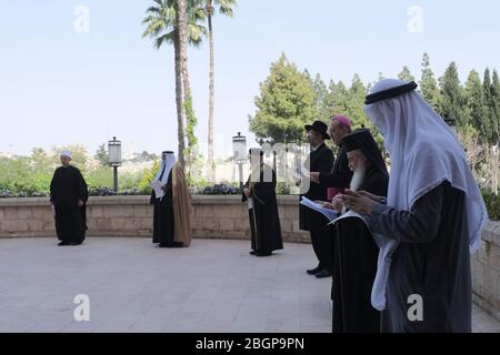 Jérusalem, Israël. 22 avril 2020. Les chefs religieux juifs, chrétiens, musulmans et druzes qui tiennent une prière interreligieuse pour les victimes et qui protègent contre la pandémie de coronavirus de COVID-19 à Jérusalem, en Israël. Banque D'Images