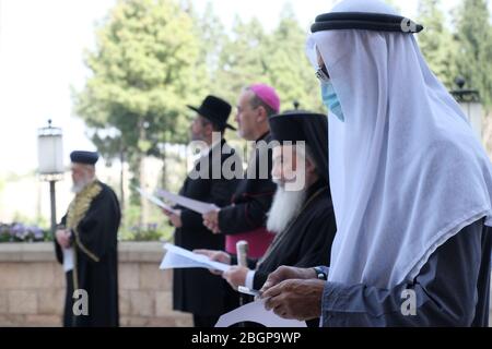 Jérusalem, Israël. 22nd avril 2020. Les chefs religieux juifs, chrétiens, musulmans et druzes tiennent une prière interconfessionnelle pour les victimes et la protection contre la pandémie du coronavirus COVID-19 à Jérusalem, en Israël. Banque D'Images