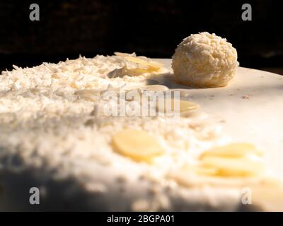 Gâteau de célébration avec crème blanche et noix. Banque D'Images
