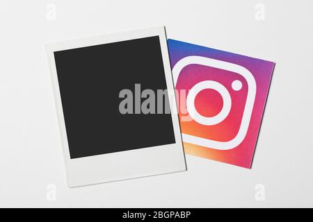 OXFORD, Royaume-Uni - DEC 7 2016 : cadre polaroid vierge avec logo Instagram sur les réseaux sociaux Banque D'Images