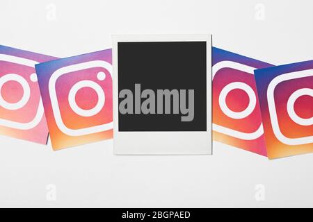 OXFORD, Royaume-Uni - DEC 7 2016 : cadre polaroid vierge avec logo Instagram sur les réseaux sociaux Banque D'Images