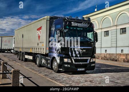 CAMION SEMI-remorque HOMME de IVE Trans conduisant dans la rue après l'arrivée à Port d'Helsinki, Finlande, le printemps. 22 avril 2020. Banque D'Images