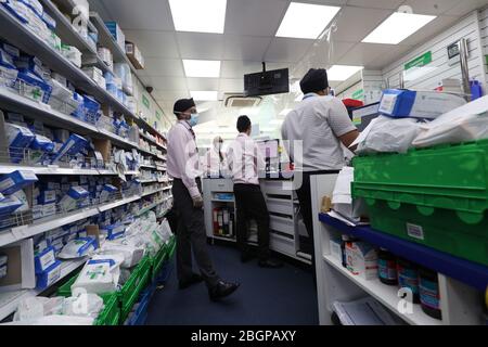 Le pharmacien Raj Matharu (à gauche) et ses collègues travaillant à la pharmacie de Broadway à Bexleyheath, dans le Kent. Une nouvelle enquête instantanée auprès des pharmaciens de la Royal Pharmaceutical Society montre que la majorité des pharmaciens ne peuvent pas maintenir des distances sociales au travail et qu'un sur trois ne peut toujours pas obtenir de fournitures continues d'équipement de protection individuelle (EPI). Banque D'Images