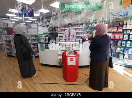 Pharmacien Raj Matharu travaillant à la pharmacie de Broadway à Bexleyheath, Kent. Une nouvelle enquête instantanée auprès des pharmaciens de la Royal Pharmaceutical Society montre que la majorité des pharmaciens ne peuvent pas maintenir des distances sociales au travail et qu'un sur trois ne peut toujours pas obtenir de fournitures continues d'équipement de protection individuelle (EPI). Banque D'Images