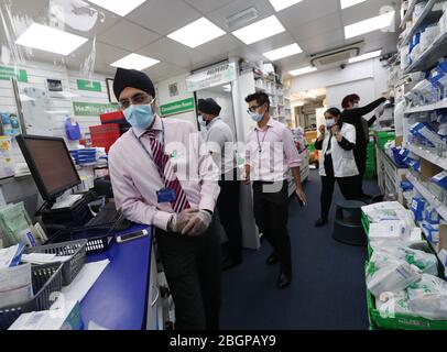 Le pharmacien Raj Matharu (à gauche) et ses collègues travaillant à la pharmacie de Broadway à Bexleyheath, dans le Kent. Une nouvelle enquête instantanée auprès des pharmaciens de la Royal Pharmaceutical Society montre que la majorité des pharmaciens ne peuvent pas maintenir des distances sociales au travail et qu'un sur trois ne peut toujours pas obtenir de fournitures continues d'équipement de protection individuelle (EPI). Banque D'Images