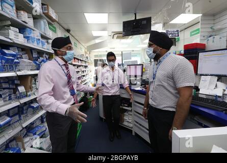 (De gauche à droite) pharmaciens Raj Matharu, Jos Sorima et Ravinder Ubhi travaillant à la pharmacie de Broadway à Bexleyheath, Kent. Une nouvelle enquête instantanée auprès des pharmaciens de la Royal Pharmaceutical Society montre que la majorité des pharmaciens ne peuvent pas maintenir des distances sociales au travail et qu'un sur trois ne peut toujours pas obtenir de fournitures continues d'équipement de protection individuelle (EPI). Banque D'Images