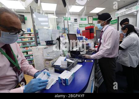 Le pharmacien Raj Matharu (deuxième à l'arrière de droite) et ses collègues travaillant à la pharmacie de Broadway à Bexleyheath, dans le Kent. Une nouvelle enquête instantanée auprès des pharmaciens de la Royal Pharmaceutical Society montre que la majorité des pharmaciens ne peuvent pas maintenir des distances sociales au travail et qu'un sur trois ne peut toujours pas obtenir de fournitures continues d'équipement de protection individuelle (EPI). Banque D'Images