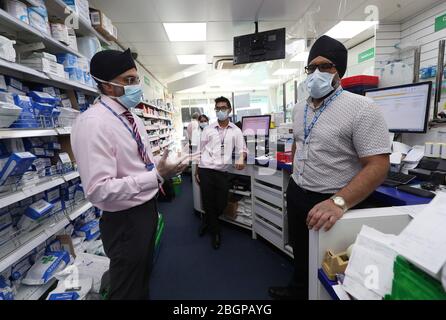 (De gauche à droite) pharmaciens Raj Matharu, Jos Sorima et Ravinder Ubhi travaillant à la pharmacie de Broadway à Bexleyheath, Kent. Une nouvelle enquête instantanée auprès des pharmaciens de la Royal Pharmaceutical Society montre que la majorité des pharmaciens ne peuvent pas maintenir des distances sociales au travail et qu'un sur trois ne peut toujours pas obtenir de fournitures continues d'équipement de protection individuelle (EPI). Banque D'Images