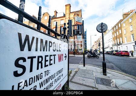 Wimple Street, City of Westminster Street Sign - une rue historique de Londres célèbre pour ses médecins praticiens historiques et actuels Banque D'Images