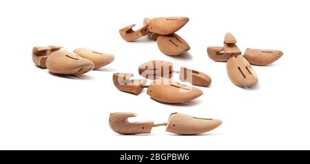 Groupe de patins et de brancards en bois isolés sur un fond blanc. Banque D'Images