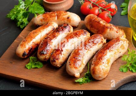 Saucisses frites maison sur la planche à découper, vue rapprochée Banque D'Images