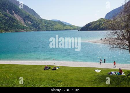 Le lac Molveno est un bel endroit magique dans les Alpes italiennes Banque D'Images