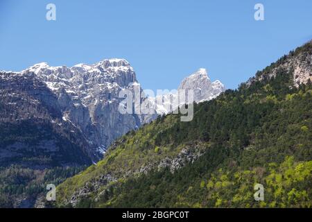 Le lac Molveno est un bel endroit magique dans les Alpes italiennes Banque D'Images