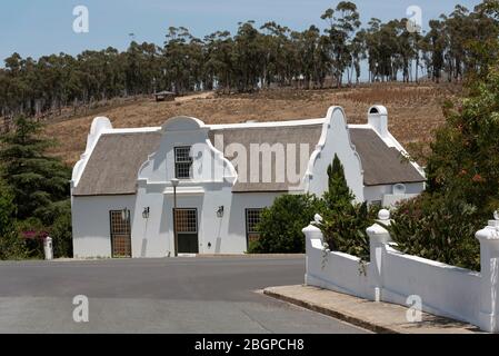 Tulbagh, Cap occidental, Afrique du Sud. 2019. Maison de style hollandais de Cape en chaume dans le centre de Tulbagh une ville historique. Banque D'Images