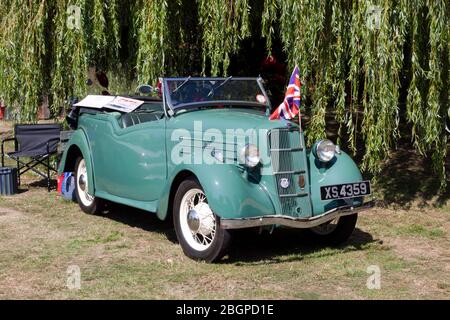 Vue avant des trois quarts d'une Ford CX quatre places tourer rare, 1937, exposée au Quay, pendant le festival Sandwich 2019 Banque D'Images