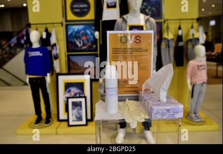 Milan, Coronavirus, préparation de la phase 2 ouverture du magasin OVS uniquement le département de vêtements pour enfants de via Torino à l'angle de la Piazza Duomo (Duilio Piaggesi/Fotogramma, Milan - 2020-04-22) p.s. la foto e' ulizzabile nel risto del contento in cui e' stata scattata, e senza intento diffamatorio del decoro delle persone rappresentate Banque D'Images