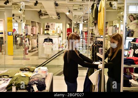 Milan, Coronavirus, préparation de la phase 2 ouverture du magasin OVS uniquement le département de vêtements pour enfants de via Torino à l'angle de la Piazza Duomo (Duilio Piaggesi/Fotogramma, Milan - 2020-04-22) p.s. la foto e' ulizzabile nel risto del contento in cui e' stata scattata, e senza intento diffamatorio del decoro delle persone rappresentate Banque D'Images