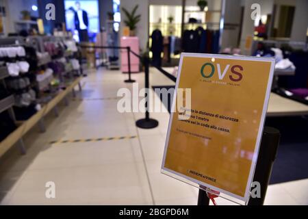 Milan, Coronavirus, préparation de la phase 2 ouverture du magasin OVS uniquement le département de vêtements pour enfants de via Torino à l'angle de la Piazza Duomo (Duilio Piaggesi/Fotogramma, Milan - 2020-04-22) p.s. la foto e' ulizzabile nel risto del contento in cui e' stata scattata, e senza intento diffamatorio del decoro delle persone rappresentate Banque D'Images