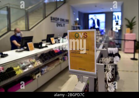 Milan, Coronavirus, préparation de la phase 2 ouverture du magasin OVS uniquement le département de vêtements pour enfants de via Torino à l'angle de la Piazza Duomo (Duilio Piaggesi/Fotogramma, Milan - 2020-04-22) p.s. la foto e' ulizzabile nel risto del contento in cui e' stata scattata, e senza intento diffamatorio del decoro delle persone rappresentate Banque D'Images