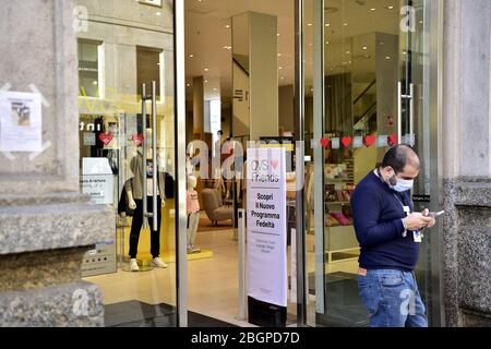 Milan, Coronavirus, préparation de la phase 2 ouverture du magasin OVS uniquement le département de vêtements pour enfants de via Torino à l'angle de la Piazza Duomo (Duilio Piaggesi/Fotogramma, Milan - 2020-04-22) p.s. la foto e' ulizzabile nel risto del contento in cui e' stata scattata, e senza intento diffamatorio del decoro delle persone rappresentate Banque D'Images