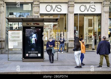 Milan, Coronavirus, préparation de la phase 2 ouverture du magasin OVS uniquement le département de vêtements pour enfants de via Torino à l'angle de la Piazza Duomo (Duilio Piaggesi/Fotogramma, Milan - 2020-04-22) p.s. la foto e' ulizzabile nel risto del contento in cui e' stata scattata, e senza intento diffamatorio del decoro delle persone rappresentate Banque D'Images