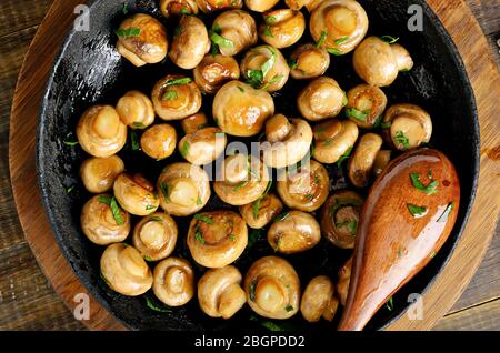 Champignons frits dans la poêle. Vue sur le dessus, plat Banque D'Images
