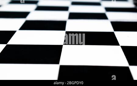 Planche d'échecs isolée de couleur noire et blanche sans pions d'échecs Banque D'Images