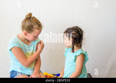 Enfants jouant médecin. Médecin injectant la vaccination covid 19 dans le bras petite fille enfant, sain et concept médical. Banque D'Images