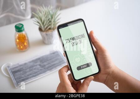 Concept de contexte d'application en ligne de télémédecine. Mockup téléphone mobile, une personne qui tient son smartphone à l'aide de l'application du système de télémédecine avec fa Banque D'Images