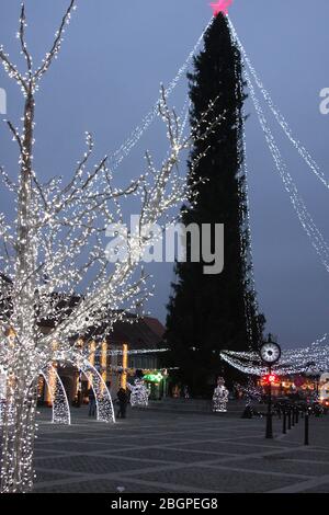 Lumières de Noël affichées sur la place principale de Cisnadie, Roumanie Banque D'Images