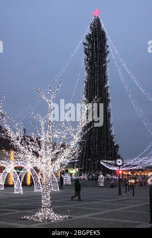 Lumières de Noël affichées sur la place principale de Cisnadie, Roumanie Banque D'Images