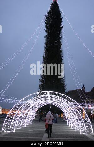 Lumières de Noël affichées sur la place principale de Cisnadie, Roumanie Banque D'Images