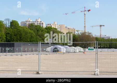 Vue sur la station d'essai de Coronavirus (Covid-19) à Theresienwiese. Plusieurs tentes blanches, conçues pour traverser. Pour un test, un rendez-vous est nécessaire Banque D'Images