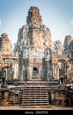 Vue sur l'incroyable temple d'Angkor Wat près de Siem Reap au Cambodge. Banque D'Images