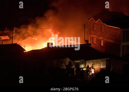 Incendie de maison, près de Kikuyu Close, au large de Ngong Road, Nairobi, Kenya. 7 janvier 2020 Banque D'Images