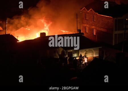 Incendie de maison, près de Kikuyu Close, au large de Ngong Road, Nairobi, Kenya. 7 janvier 2020 Banque D'Images