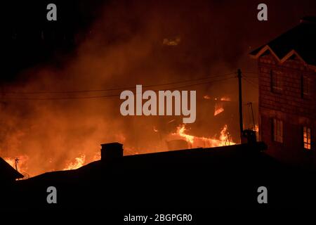 Incendie de maison, près de Kikuyu Close, au large de Ngong Road, Nairobi, Kenya. 7 janvier 2020 Banque D'Images