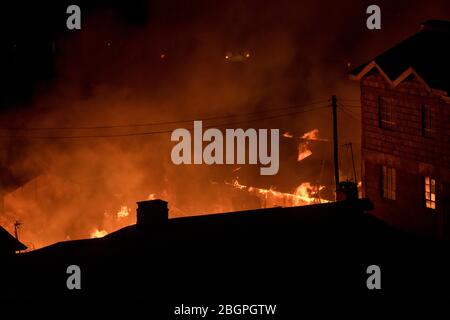 Incendie de maison, près de Kikuyu Close, au large de Ngong Road, Nairobi, Kenya. 7 janvier 2020 Banque D'Images