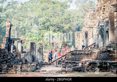 Les touristes se promépront dans les anciens temples d'Angkor Wat, Cambodge. Banque D'Images