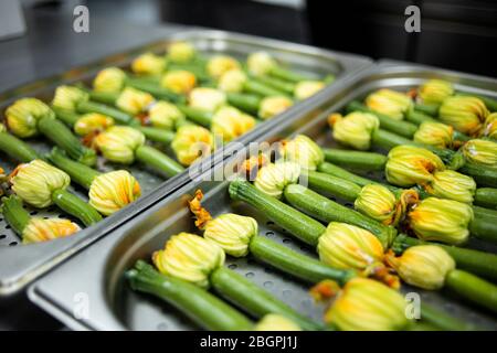 Fleurs de courgettes farcies au fromage blanc sur une plaque de cuisson prête à être mise au four Banque D'Images