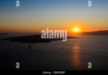 Stantorini : coucher de soleil sur l'île Nea Kameni. Vue de Fira. Grèce Banque D'Images