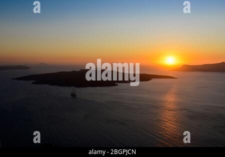 Stantorini : coucher de soleil sur l'île Nea Kameni. Vue de Fira. Grèce Banque D'Images