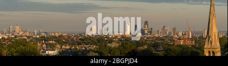 Une vue panoramique sur Londres, sur la gauche est Canary Wharf et sur la droite est la ville de Londres. Photo prise de Highgate West Hill, Londres, Royaume-Uni. Banque D'Images