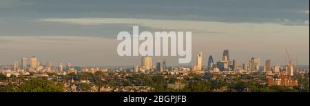 Une vue panoramique sur Londres, sur la gauche est Canary Wharf et sur la droite est la ville de Londres. Photo prise de Highgate West Hill, Londres, Royaume-Uni. Banque D'Images