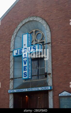 Jésus sauve sur un crucifix à l'extérieur du Pentecôtiste de Bethel Tabernacle Église dans nouveau à Bedford Massachusetts Banque D'Images