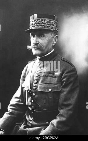 Le général français Ferdinand Foch (1851-1929) c. 1918. Durant la Grande Guerre des Nations (première Guerre mondiale), Foch s'est avéré être un excellent stratège militaire. À la fin de 1918, il devient commandant en chef de toutes les armées alliées en Europe. En novembre 1918, en tant que maréchal Foch, il accepta la reddition de l'Allemagne et participa au Traité de Versailles le 11 novembre 1918. Mais il voulait des sanctions beaucoup plus sévères contre l'Allemagne qu'elles n'ont fini par souffrir. Il a dit: "Ce n'est pas la paix. C'est un armistice depuis vingt ans." Il avait raison. Pour voir mes images WW I, recherchez: Prestor vintage WW I Banque D'Images